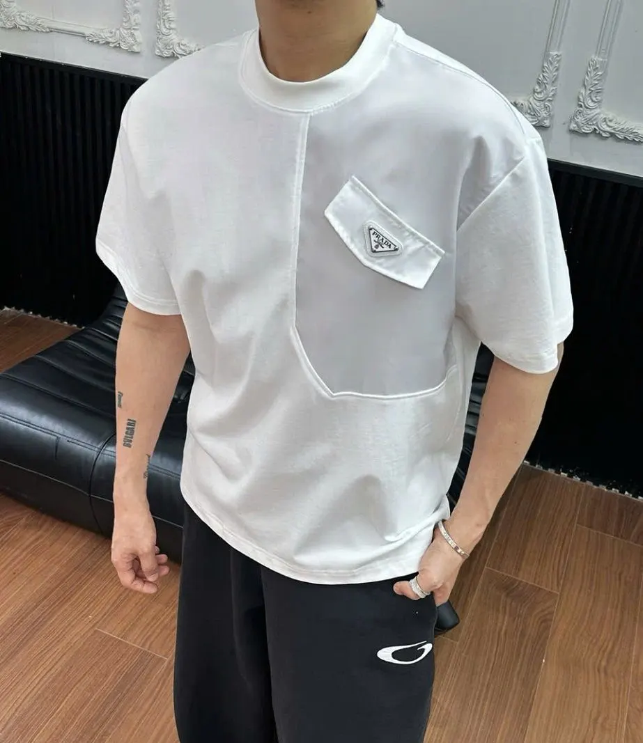 Áo thun trắng cổ tròn Prada mã 3 phông Like Authentic nam nữ nhã nhặn Áo thun trắng cổ tròn Prada mã 3 phông Like Authentic nam nữ nhã nhặn
