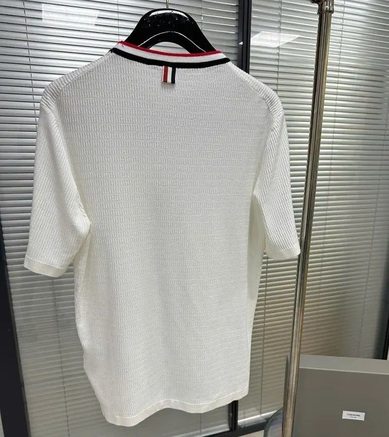 Áo phông Thom Browne trắng mã 1 nam nữ phong cách tinh tế cổ tròn Áo phông Thom Browne trắng mã 1 nam nữ phong cách tinh tế cổ tròn