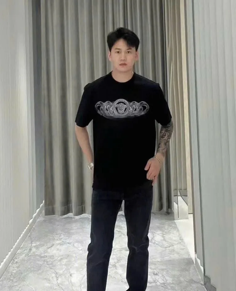 Áo Versace đen mã 1 cao hạng cổ tròn nam nữ kiểu dáng gọn gàng thời thượng Áo Versace đen mã 1 cao hạng cổ tròn nam nữ kiểu dáng gọn gàng thời thượng