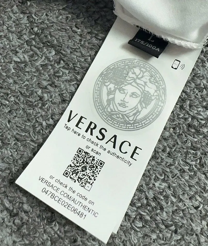 Áo thun trắng cao cấp Versace cổ tròn nam nữ mã 3 sang trọng tinh tế Áo thun trắng cao cấp Versace cổ tròn nam nữ mã 3 sang trọng tinh tế
