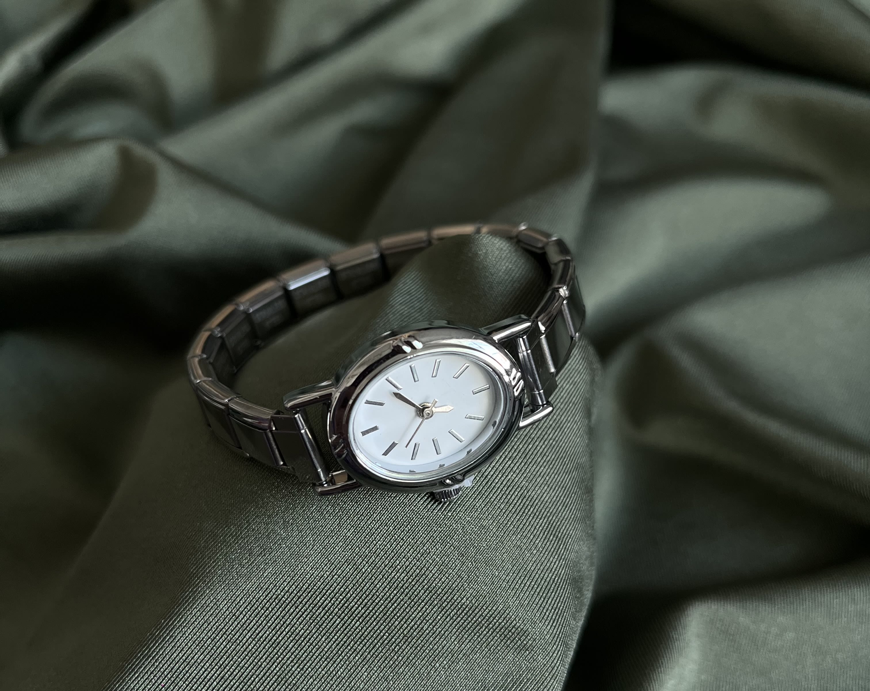 Reloj Plateado Clásico - 2