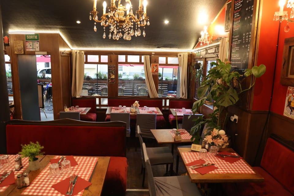 Salle du restaurant Tifinagh avec banquettes rouges, tables en bois et espace privatisable