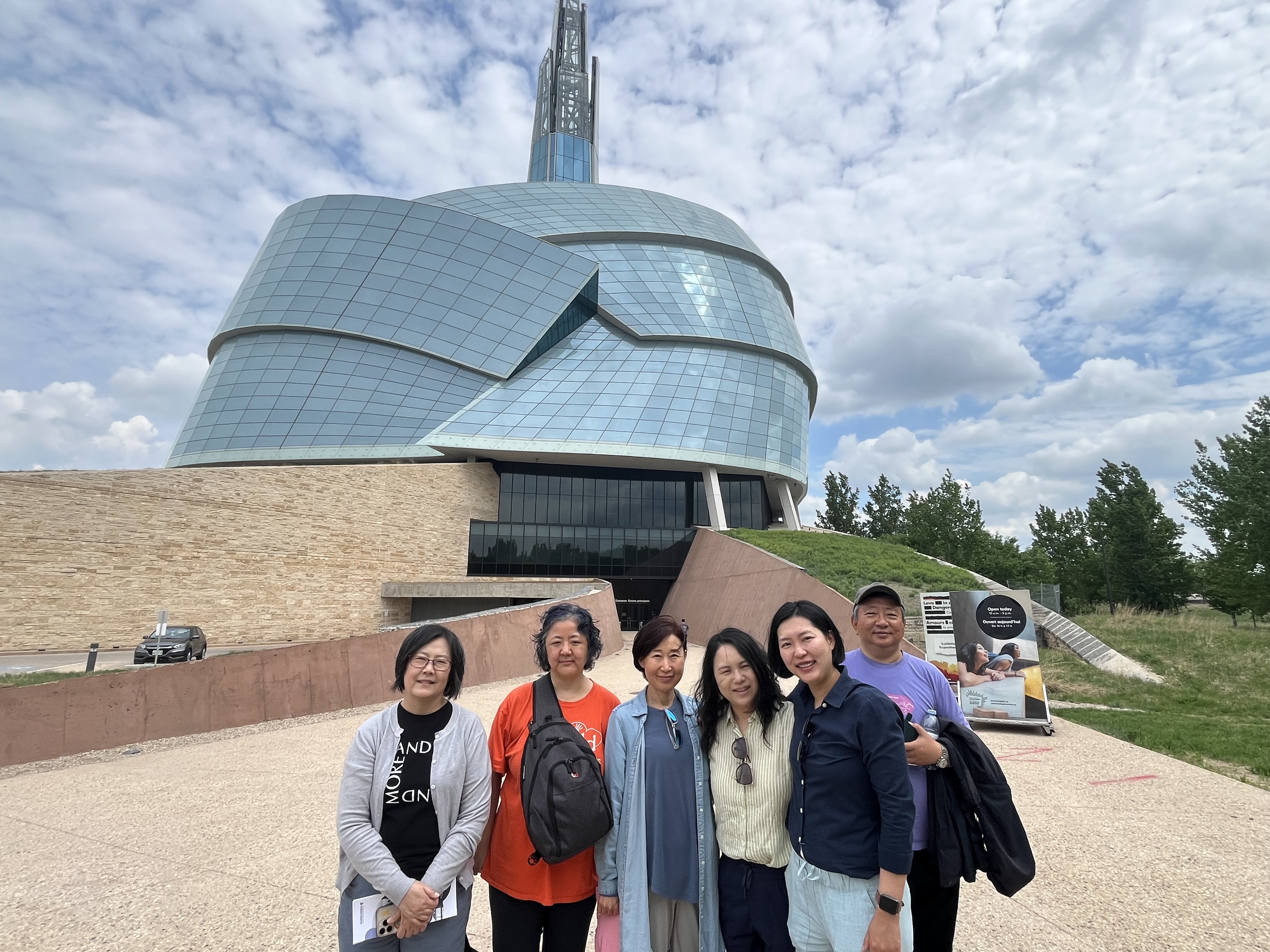 Canadian Museum for Human Rights 앞에서