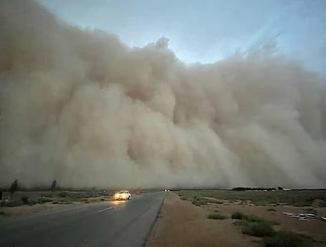 🌬️🌫️ Dust Storm Brings Darkness: Al Qassim Region Hit Hard