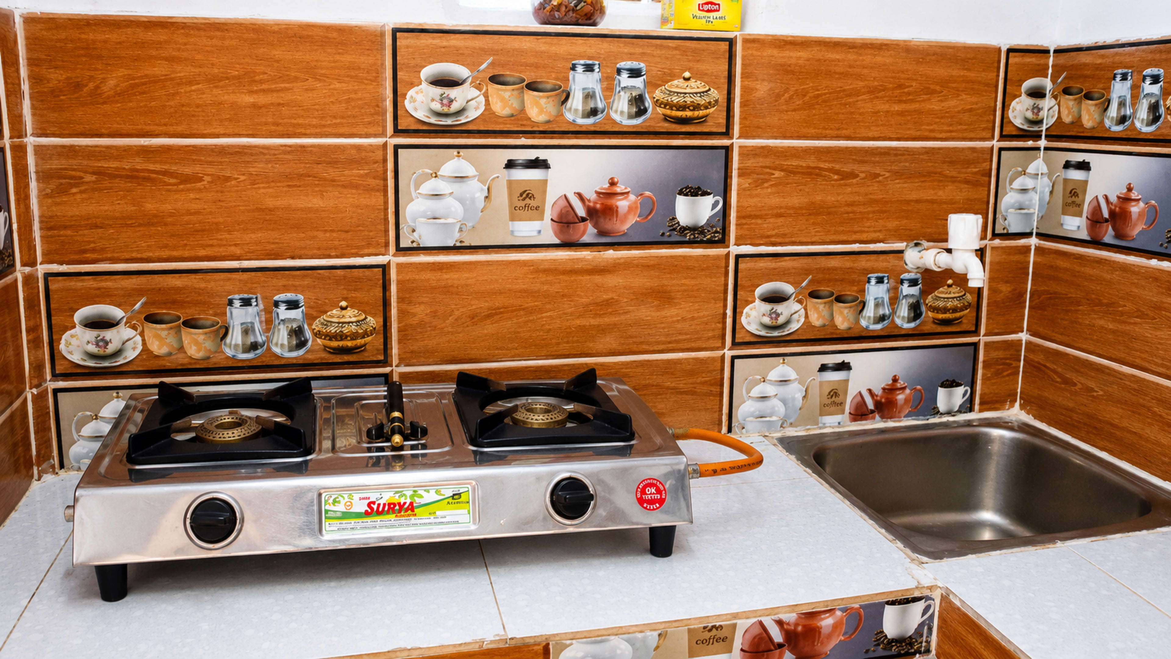 Modern Kitchen & Amenities