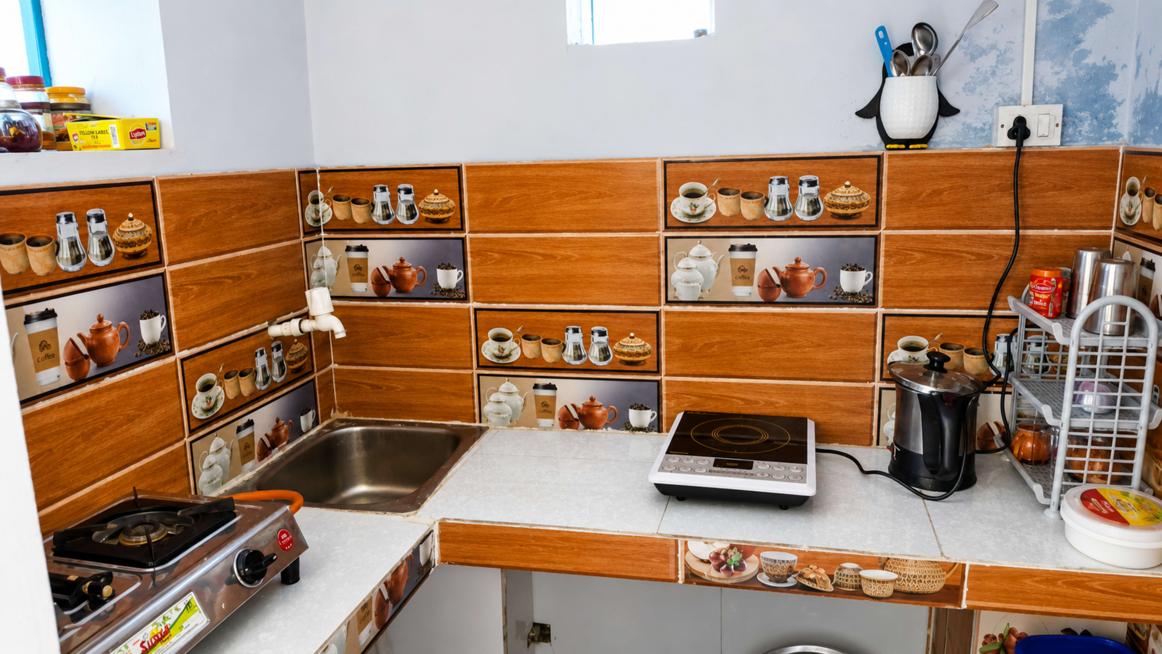 Modern Kitchen & Amenities