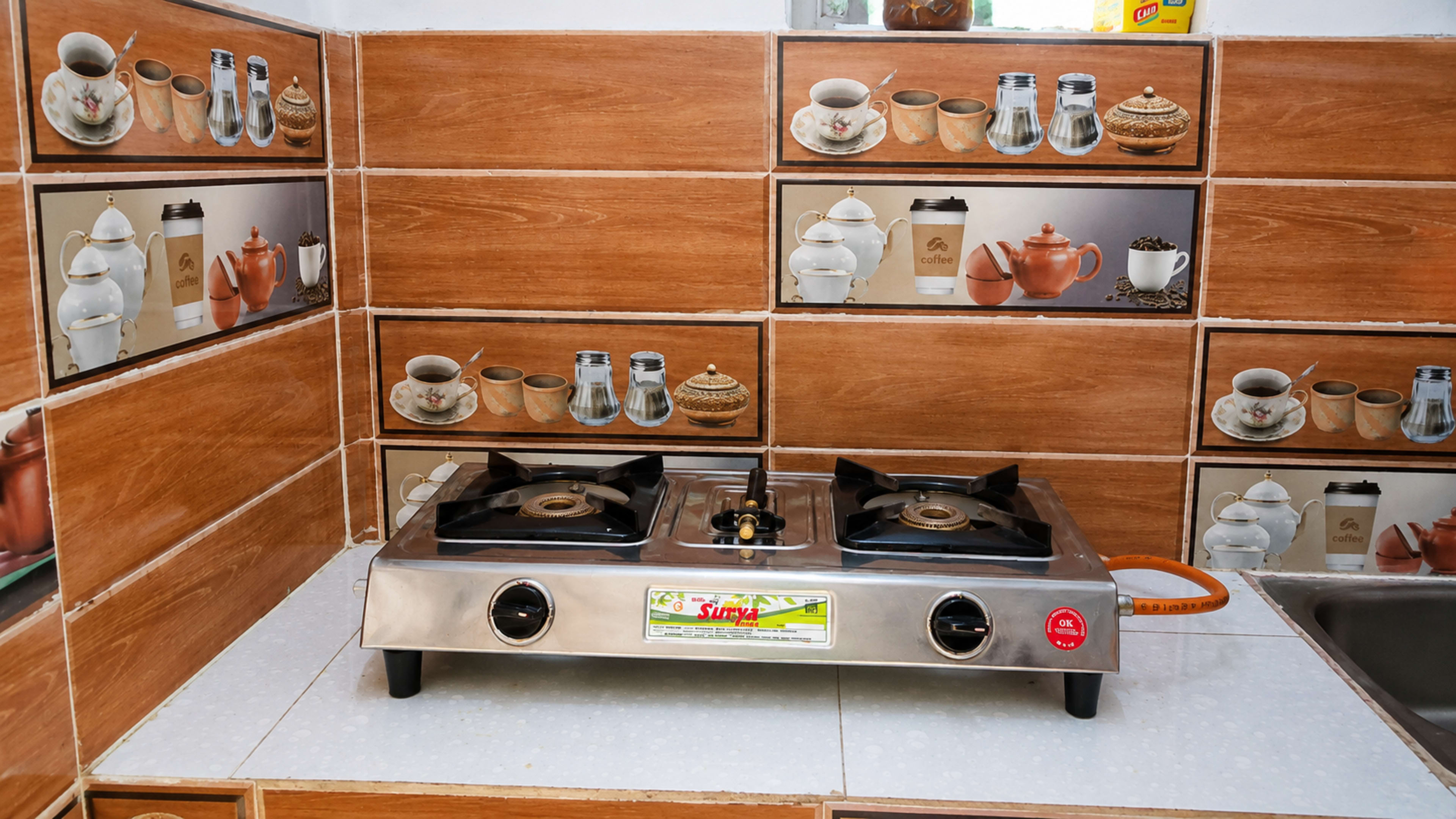 Modern Kitchen & Amenities