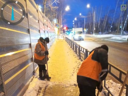 В Красноярске по ночам начали обрабатывать тротуары противогололёдными материалами