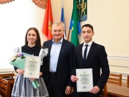 Уважаемые жители Енисейска! Глава города Енисейск Валерий Никольский вручил свидетельства о присуждении стипендии главы города следующим учащимся: