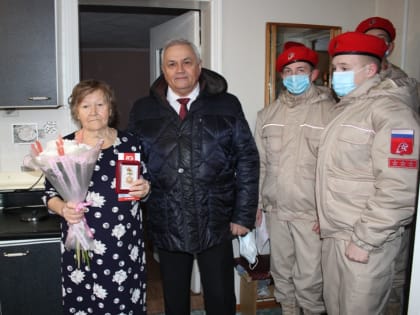 Жительницу блокадного Ленинграда навестили Глава Шарыповского муниципального округа и юные патриоты