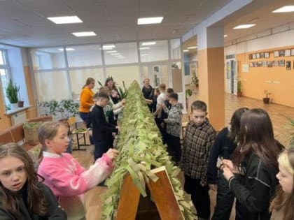 Ученики Игарской средней школы плетут маскировочные сети