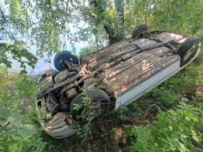 В Шарыповском районе после ДТП с переворотом автомобиль повис на березах над озером