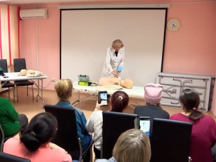 Первую помощь учились оказывать соцработники