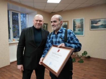 Глава Туруханского района Олег Шереметьев вручил награду Хачику Унаняну