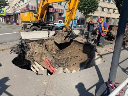 Авария в Красноярске: прорывы труб и ямы на асфальте