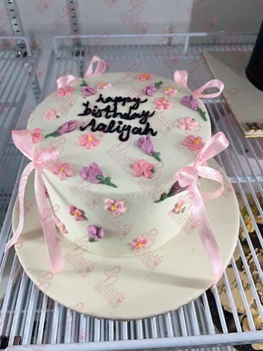 White Floral Round Female Cake Rawalpindi