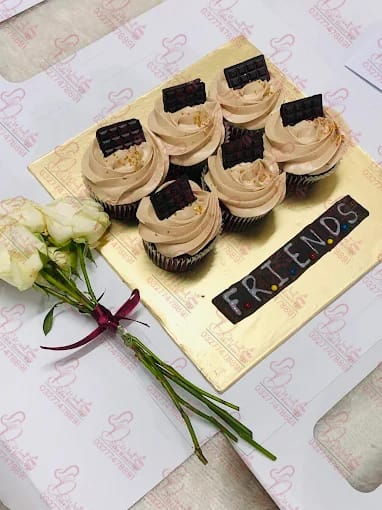 Cupcake and Rose Bouquet Gift Set Islamabad