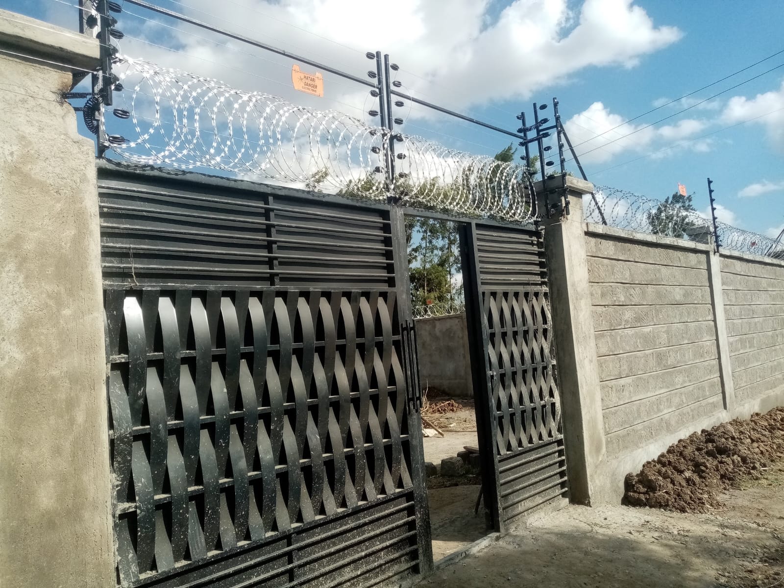 Electric Fence Proud Gate, photo 2 of 3