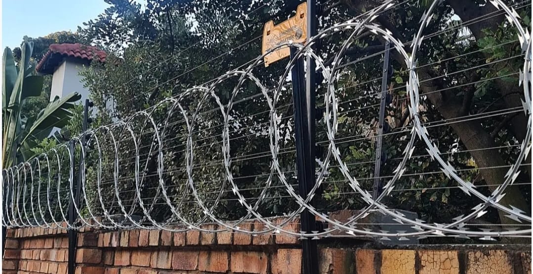 Electric Fence, photo 3 of 3