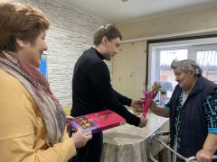 В праздничный день в Канаше женщин поздравили на дому