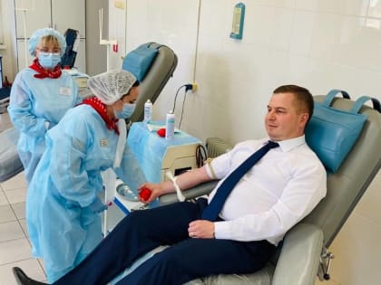 Глава Минздрава Чувашии Владимир Степанов сдал кровь в Национальный день донора