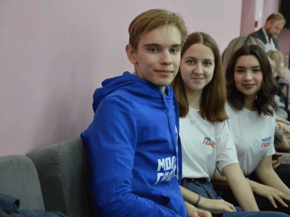 Молодогвардейцы города Алатырь приняли участие во встрече с депутатом Госдумы