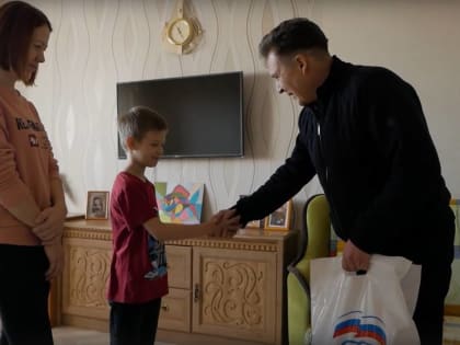 Депутат Сергей Кольцов вручил подарки детям в ДНР
