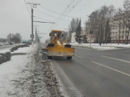 В Чебоксарах продолжается борьба с последствиями снегопада