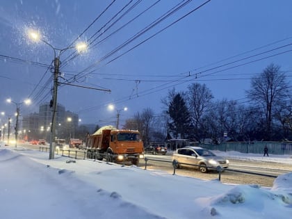 В Чебоксарах продолжается борьба с последствиями снегопада