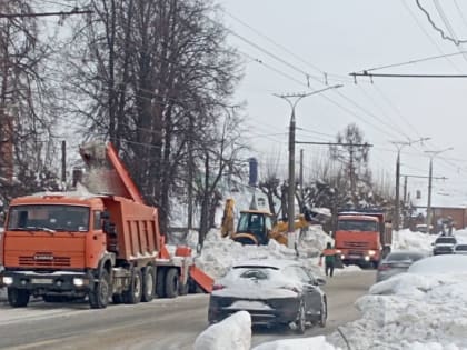 На чебоксарских дорогах коммунальщики продолжают уборку снега