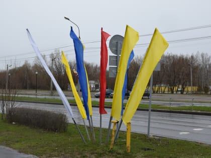 В преддверии майских праздников городские службы приступили к флаговому оформлению улиц