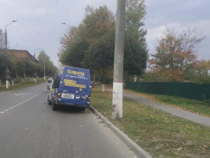 В Чебоксарах микроавтобус врезался в столб