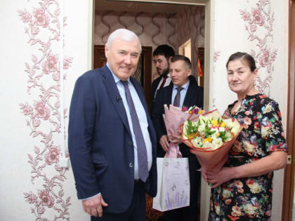 Анатолий Аксаков поблагодарил маму бойца за воспитание достойного сына