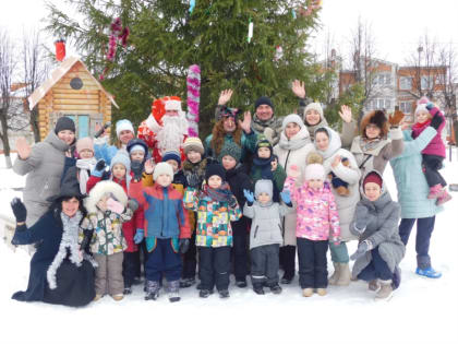 В Районном Доме культуры прошло новогоднее представление "Вокруг елки водим хоровод"