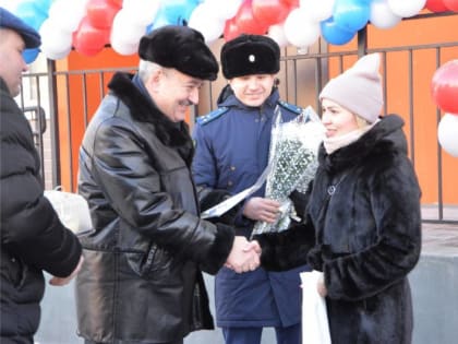 Детям-сиротам и оставшимся без попечения родителей вручили ключи от новых квартир