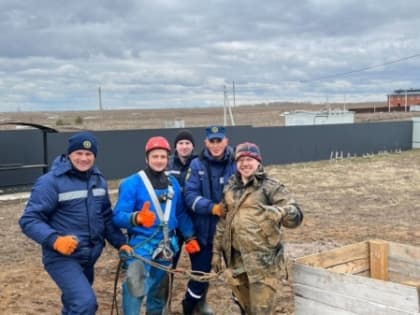 В Чувашии спасатели вытащили увязшего в колодце мужчину