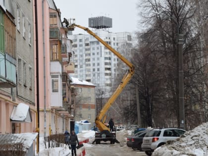 Коммунальщики Чебоксар проводят работу по очистке крыш зданий от снежно-ледяных образований