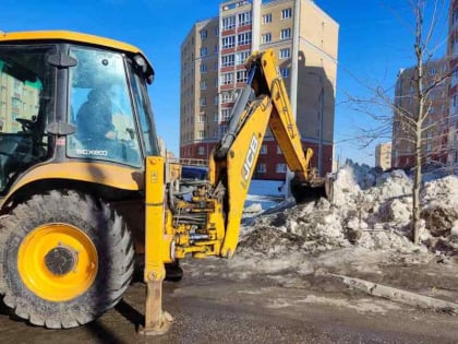 Жилищно-коммунальные службы г. Чебоксары проводят работы по ворошению снега