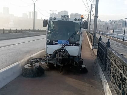 На городских улицах ведутся сезонные работы по уборке смета