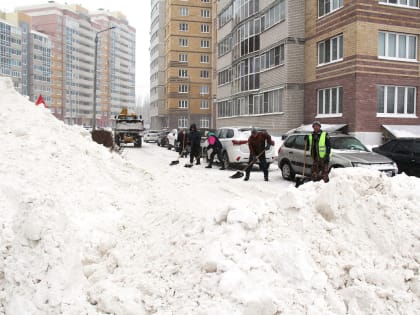 Город держит снежную оборону