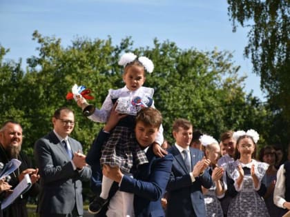 Виктор Кочетков поздравил учащихся и преподавателей Карамышевской школы