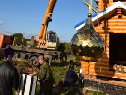 Установлен купол и Крест на строящийся храм в честь Воскресения Христова с. Октябрьское