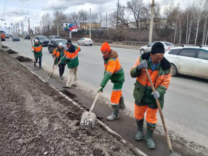 В Чебоксарах продолжаются работы по уборке смета и ямочному ремонту дорог