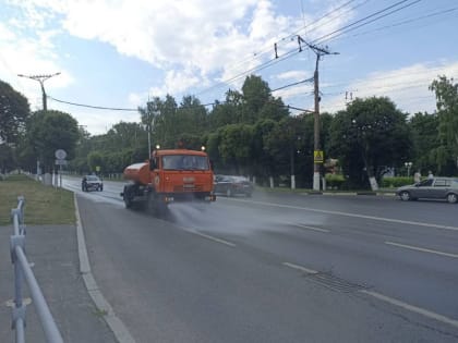 Полив дорог города Чебоксары проводится в выходные дни