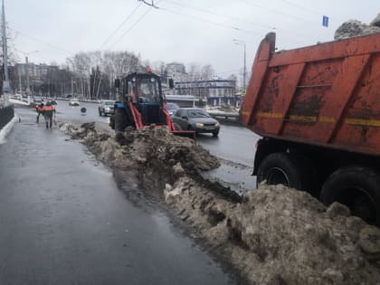 Борьба с непогодой на улицах города Чебоксары продолжается