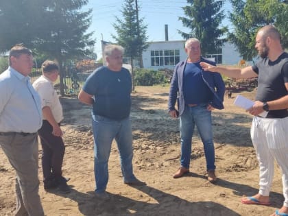 18 июля 2023 глава Чебоксарского МО Николай Хорасев провел выездные совещания по проведению работ по благоустройству школьных территорий