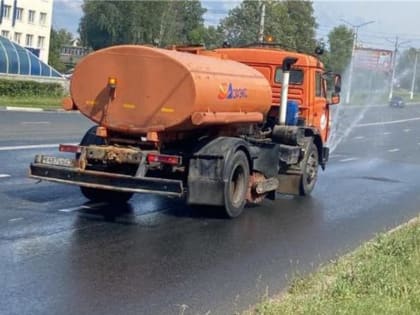 АО «Дорэкс» проведен полив магистральных улиц города