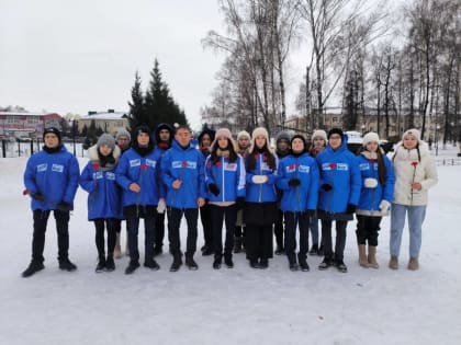 Цветы в память о защитниках Сталинграда – от молодогвардейцев Комсомольского округа
