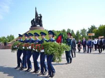 В День памяти и скорби в Чебоксарах состоялась церемония возложения цветов к Вечному огню ("Чебоксарские новости")