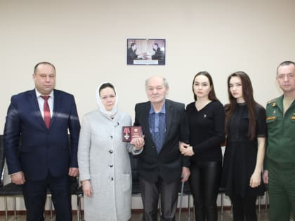 Вручение ордена Мужества посмертно родителям погибшего военнослужащего М.Н.Федорова